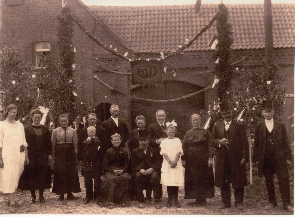 01 - Mühlrath 1925 Goldhochzeit Bremenkamp - Anna als Blumenmädchen