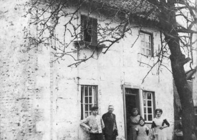 Postkarte mit dem Haus von Konrad Kindgen, der Dachdecker war. Man sieht andeutungsweise die Stadtmauer. Die Postkarte ist abgestempelt, also muß das Foto früher aufgenommen sein.
